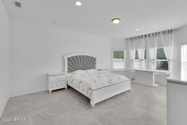 Building Photo - 147 Holly Forest Dr