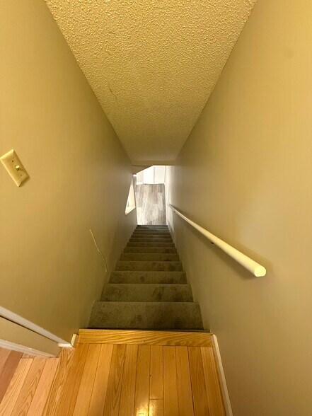 Building Photo - 791 Long Hill Rd