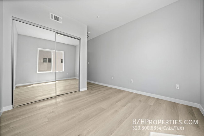 Building Photo - Beautiful Modern Duplex in the heart of No...