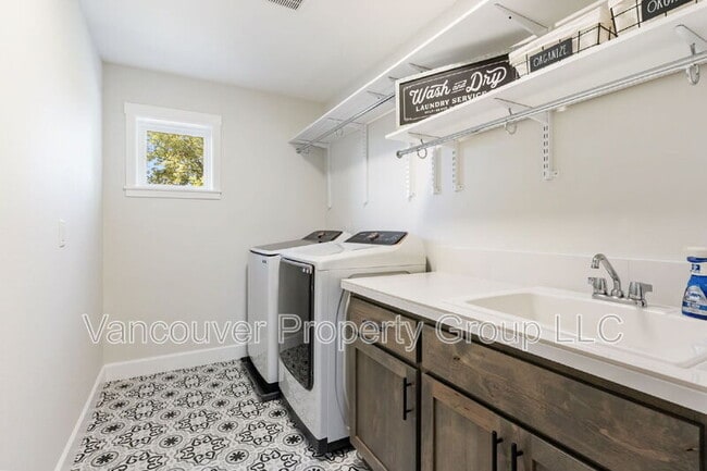 Building Photo - 746 SE 38th St