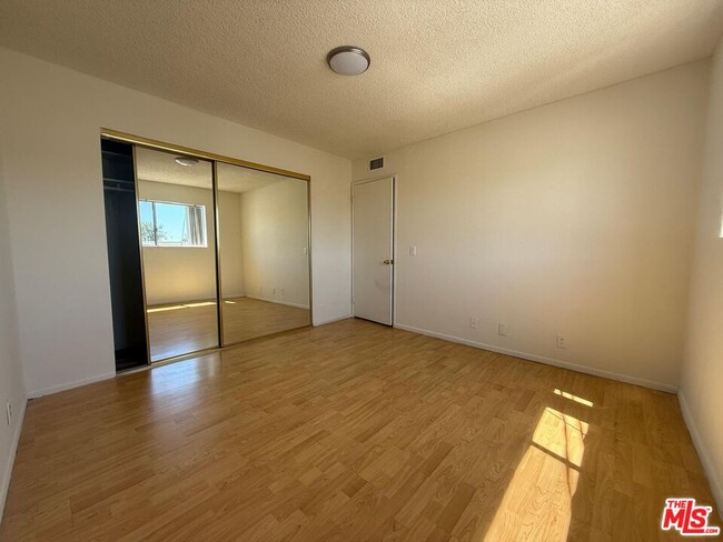 Building Photo - 505 S Verdugo Rd
