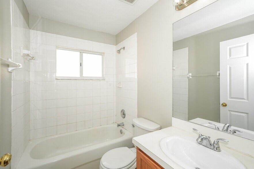 Building Photo - 30932 Midtown Ct