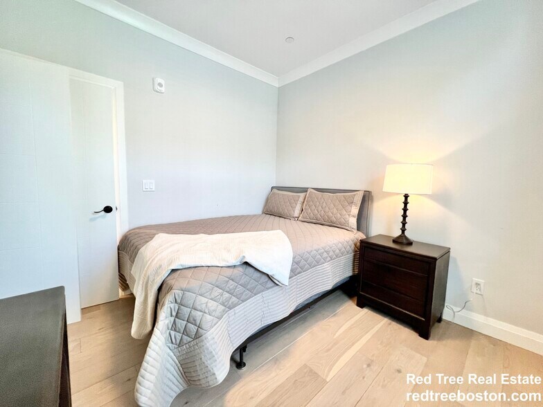 Building Photo - 142 Pleasant St