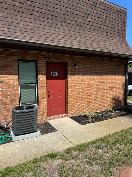Building Photo - 3918 Overlook Dr NE