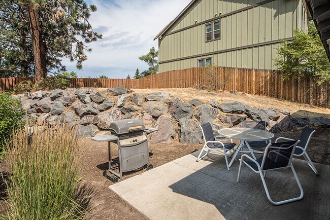 Building Photo - 139 SE Heyburn St