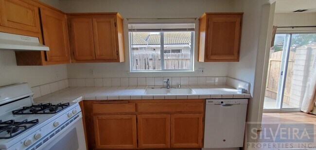 Building Photo - 2 Bedroom Santa Maria home available!