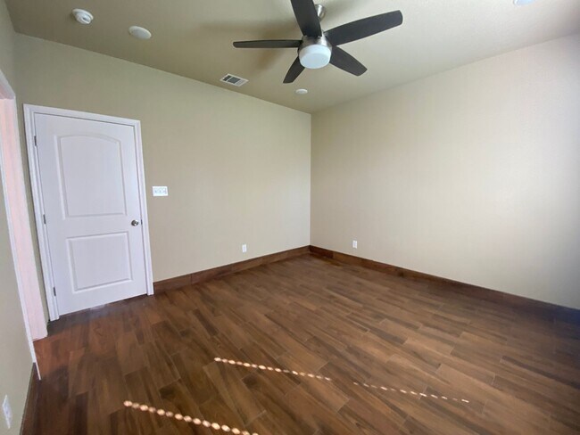 Building Photo - 105 Sabine Ave. #B