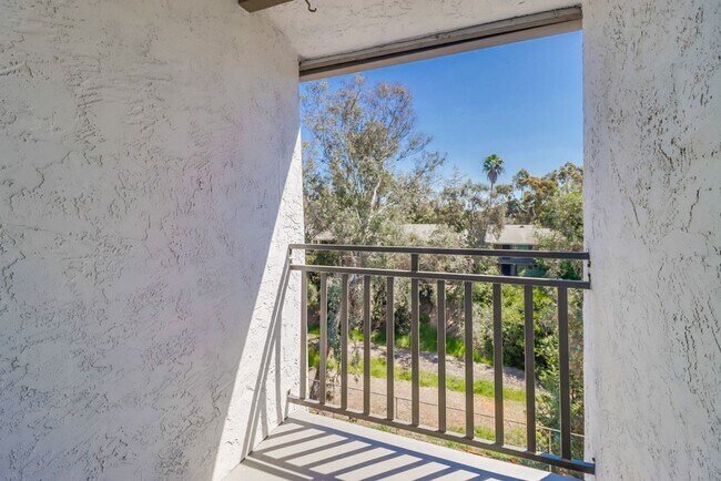 Building Photo - Beautifully renovated and located in the h...