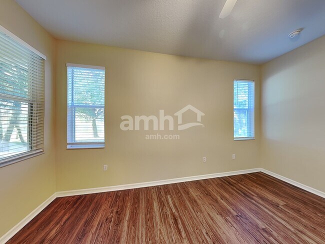 Building Photo - 15238 Searobbin Dr