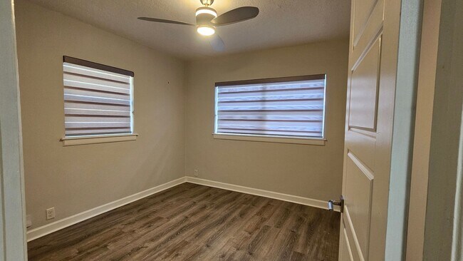 Building Photo - Charming SODO home with a fenced in backya...