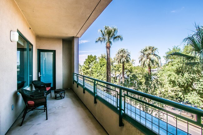 Building Photo - 17 W Vernon Ave