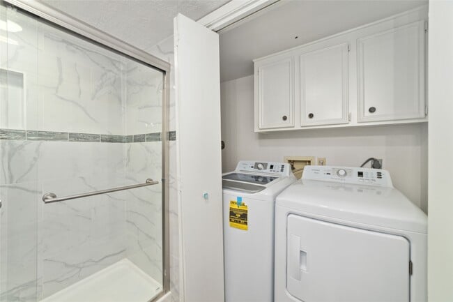 Building Photo - 717 Davis Rd