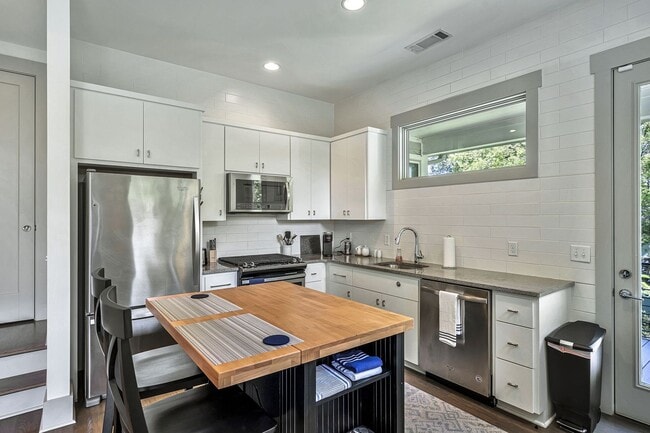 Building Photo - Awesome fully furnished 1BE/1BA in the Wav...