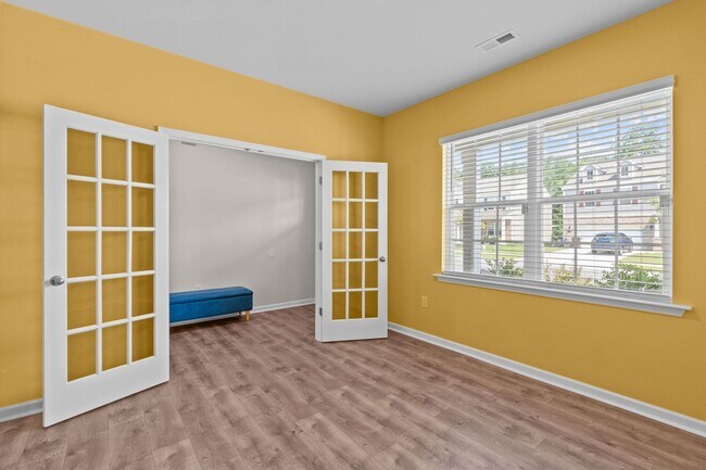 Building Photo - Stunning 5 Bedroom Home with a Fully Fenced In Yard!