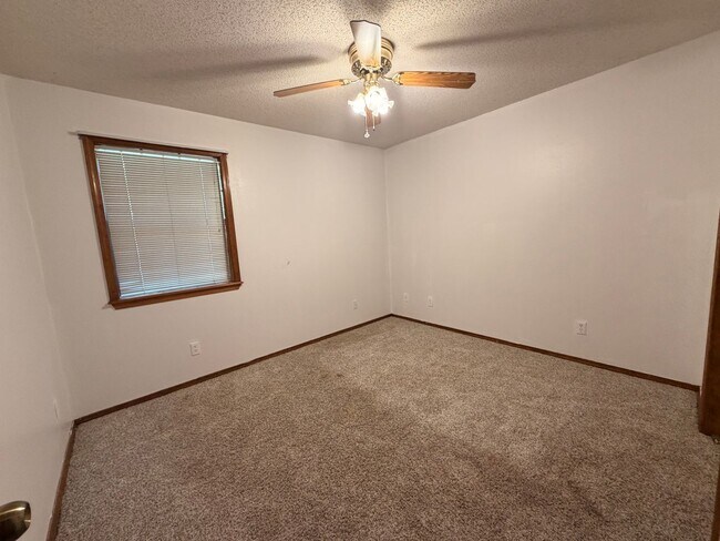 Building Photo - 1006 Nightingale Ln