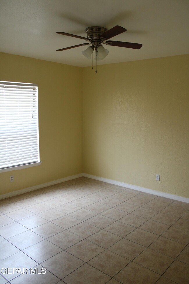 Building Photo - 1743 Lomaland Dr