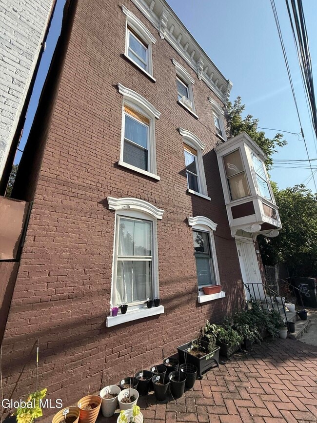 Building Photo - 486 4th St