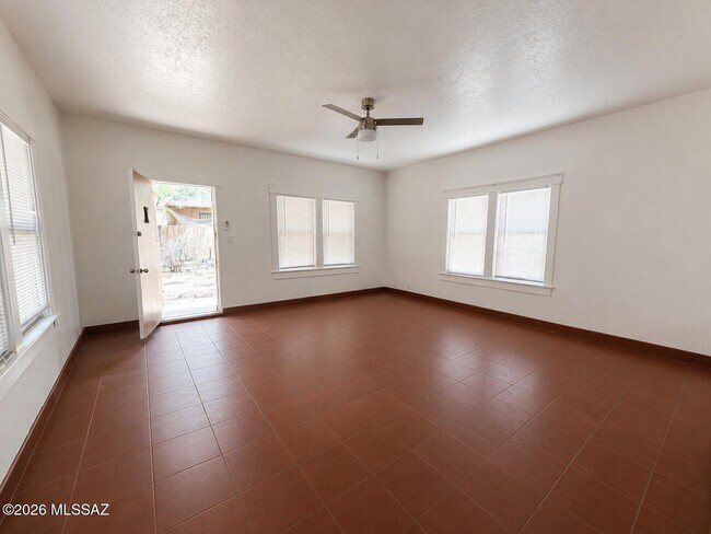 Building Photo - 2955 N Cherry Ave