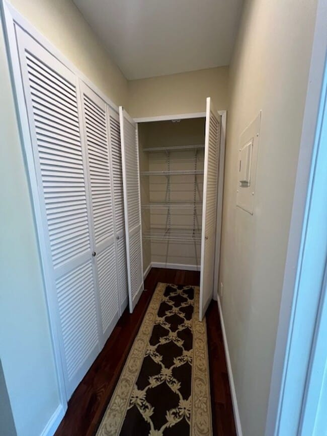 Building Photo - Partially furnished 1+1 w/all appliances +...