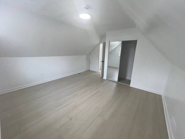 Building Photo - 121 Monroe St