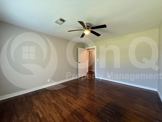 Building Photo - 1602 E Nall St