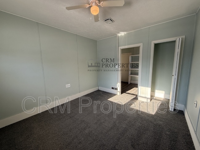 Building Photo - 806 Maumee Dr