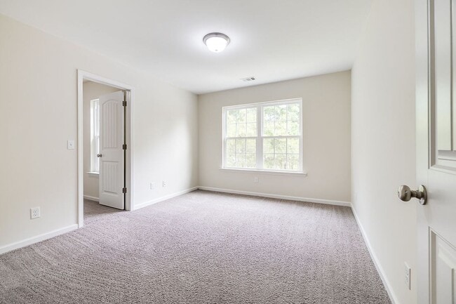 Building Photo - Spacious Custom 8 Bed 4.5 Bath Home on Lar...