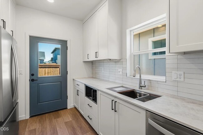 Building Photo - 202 Gangnes Dr