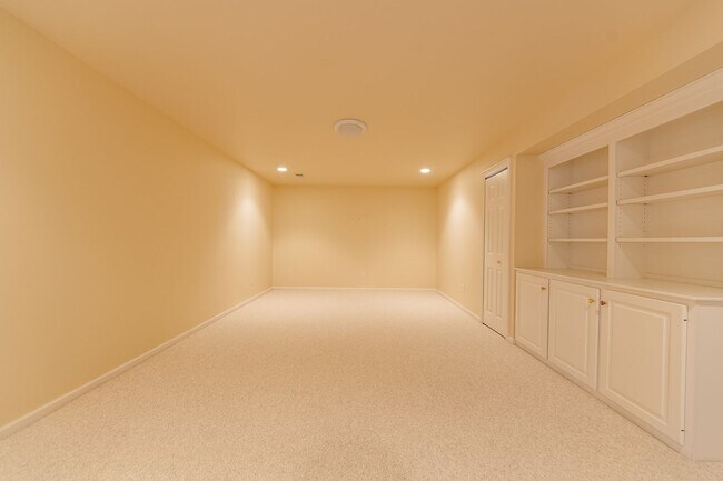 Building Photo - Fully Furnished Executive Condo