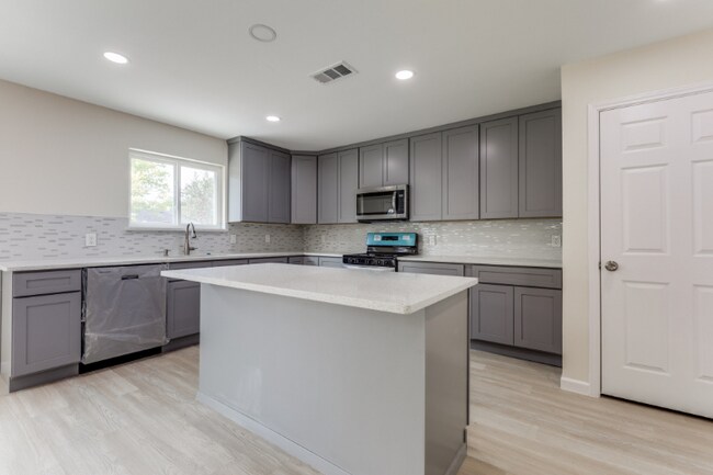 Building Photo - 1223 Evergreen Dr