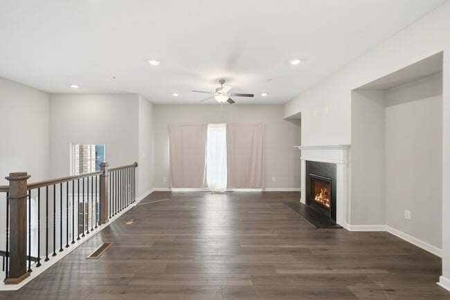 Building Photo - 318 Commons Ave