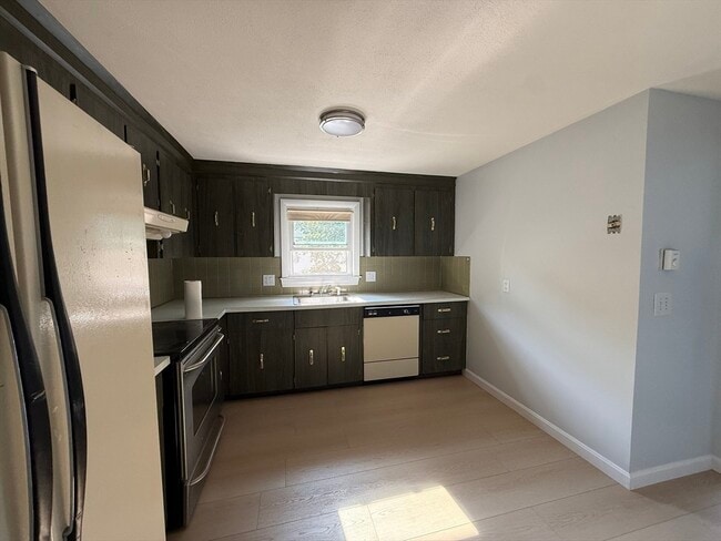 Building Photo - 100 Central St