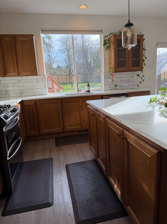 Building Photo - Spacious 3 Bed/2.5 Bath Federal Way Home.