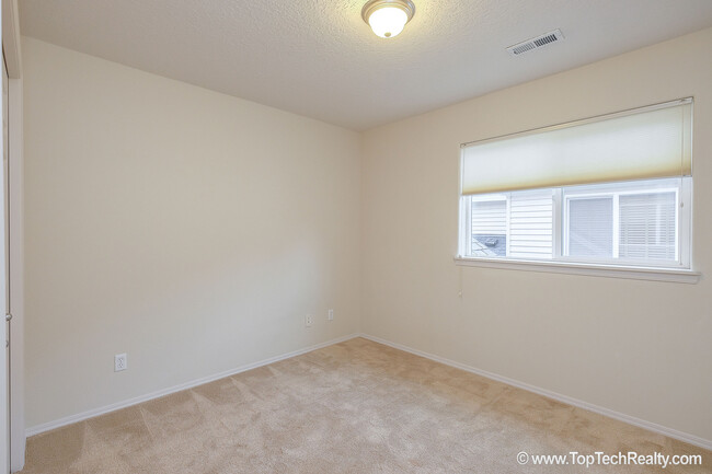 Building Photo - Beautiful 4 Bedrm* 2.5 Bath* Single Family...