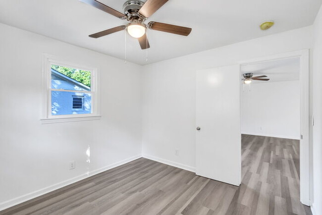 Building Photo - Newly Renovated 2 Bed/1 Bath Duplex 3 Mi t...