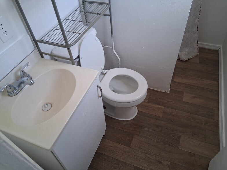 Building Photo - 3550 W 3rd St