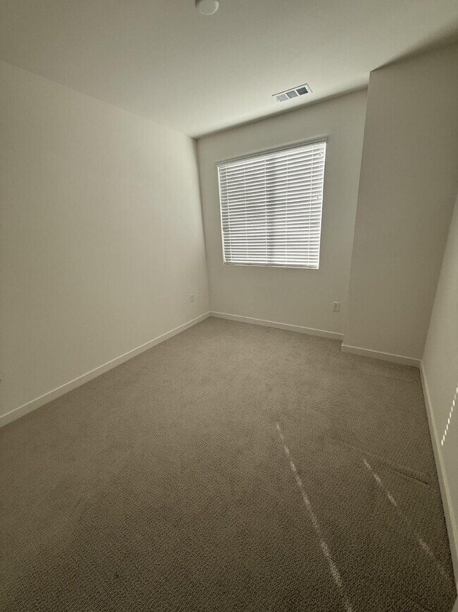 Building Photo - $3,950 - 4 Bed / 3.5 Bath Townhome in La Brisa Community of San Ysidro