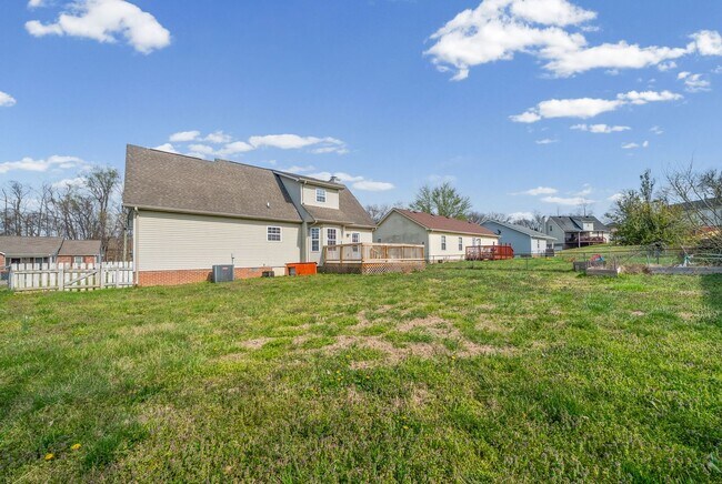 Building Photo - LARGE FENCED IN YARD!!!