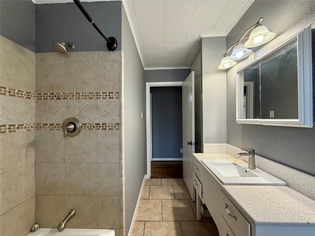 Building Photo - 118 Poinsettia St