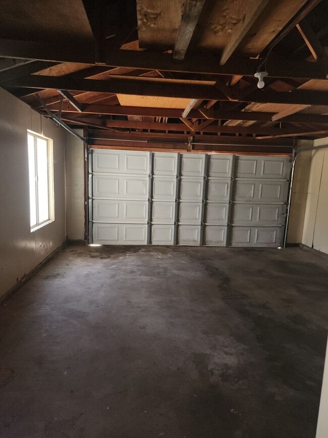 Building Photo - 3 Bedroom 2 Bathroom with Garage and Washe...