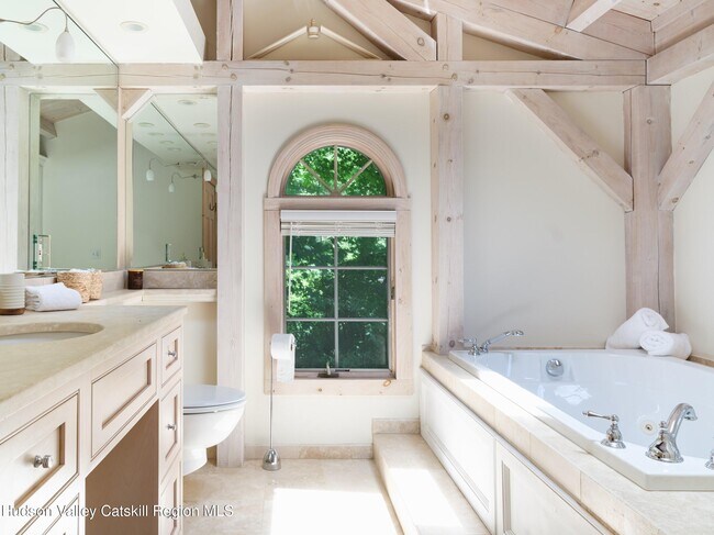 Building Photo - 121 Queechy Lake Dr