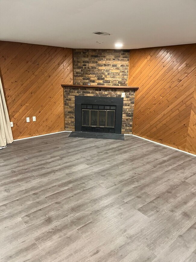 Building Photo - Beautiful 2 Bedrooms 2.5 Bathroom luxury 3 level Townhouse location in the Rockburn Commons Commu...