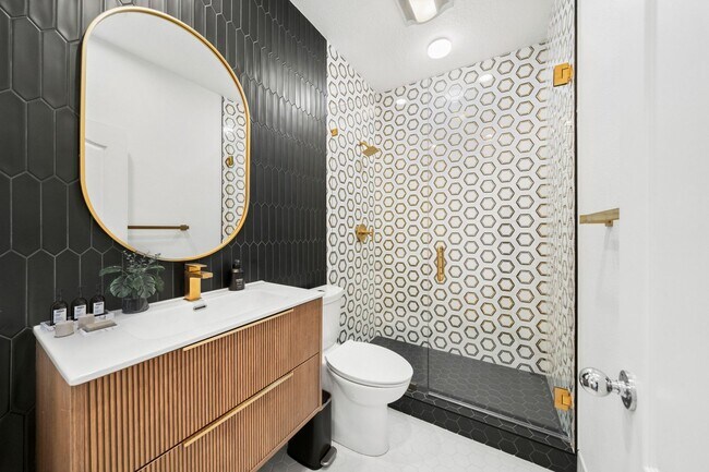 Building Photo - Upgraded 2-Bedroom in Gated Summit Community