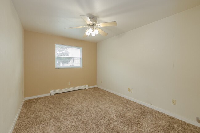 Building Photo - 836 Vine Ave