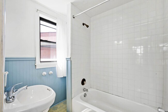 Building Photo - Stunning 4 bedroom home in Overbrook avail...