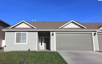 Building Photo - 3 Bed/2 Bath Townhouse in West Pasco!
