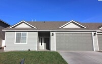 Building Photo - 3 Bed/2 Bath Townhouse in West Pasco!
