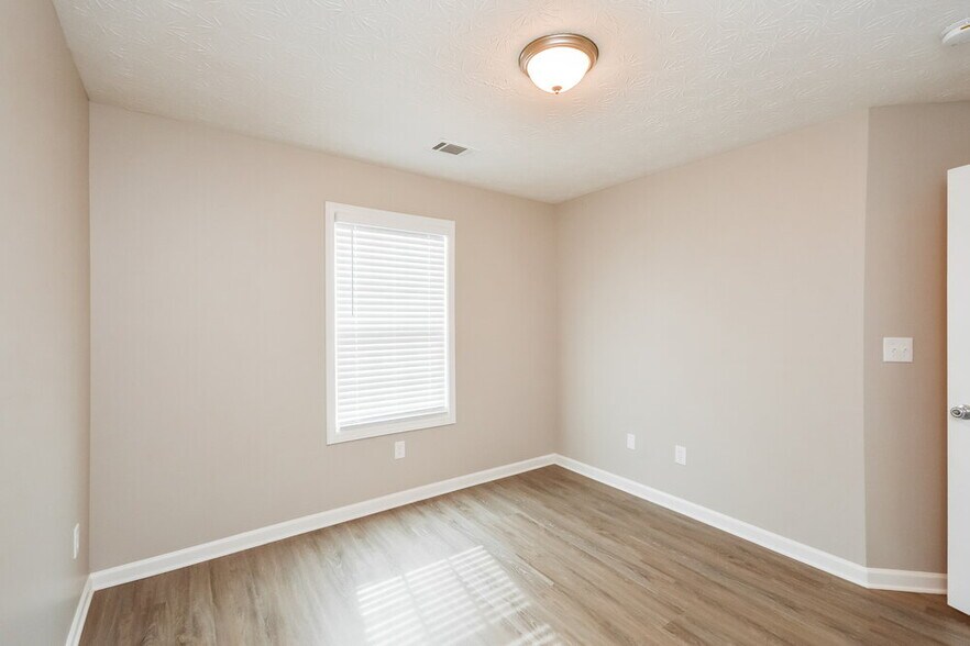 Building Photo - 195 Trelawney Dr