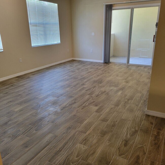 Building Photo - Annual, Unfurnished, ground floor remodeled condo in gated community downtown Sarasota.