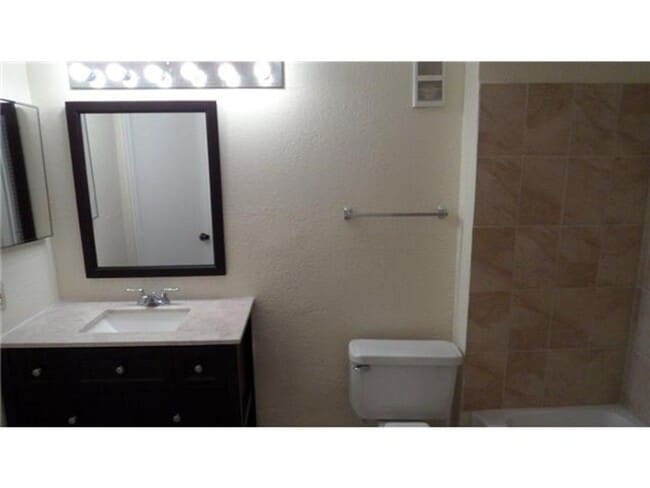 Building Photo - Remodeled 2 Bedroom / 2 Bathroom Condo wit...